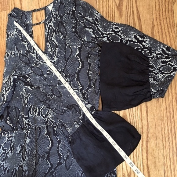 PARKER 100% Silk Snake Print Long Bell Sleeve V-neck Peplum Hem Blouse - Picture 9 of 15